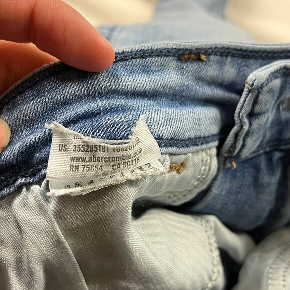 Hollister Mid-Rise Super Skinny Size 26x30 3R Stretch Denim Distressed Raw Hem - Picture 11 of 14